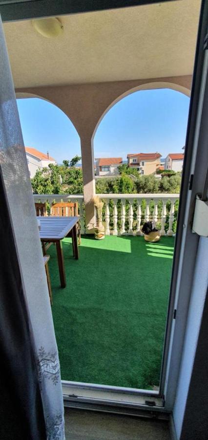 Three Bedroom Apartment Between Trogir And Split Kaštela Zewnętrze zdjęcie
