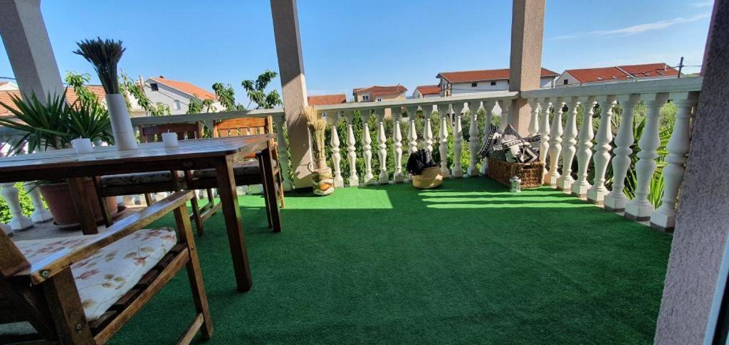Three Bedroom Apartment Between Trogir And Split Kaštela Zewnętrze zdjęcie